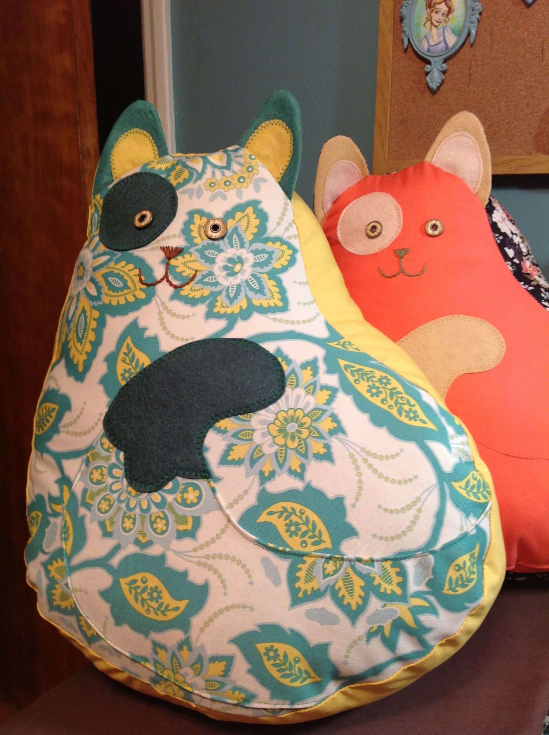 Cat pillows. I want to figure out how to make these.